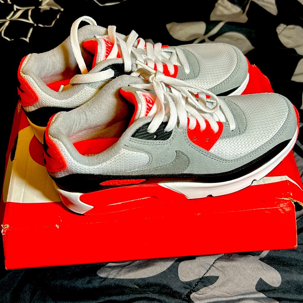 Kids 6.5 Nike Air max sneaker grey, white, black, peachyorange woman 8.5 can fit